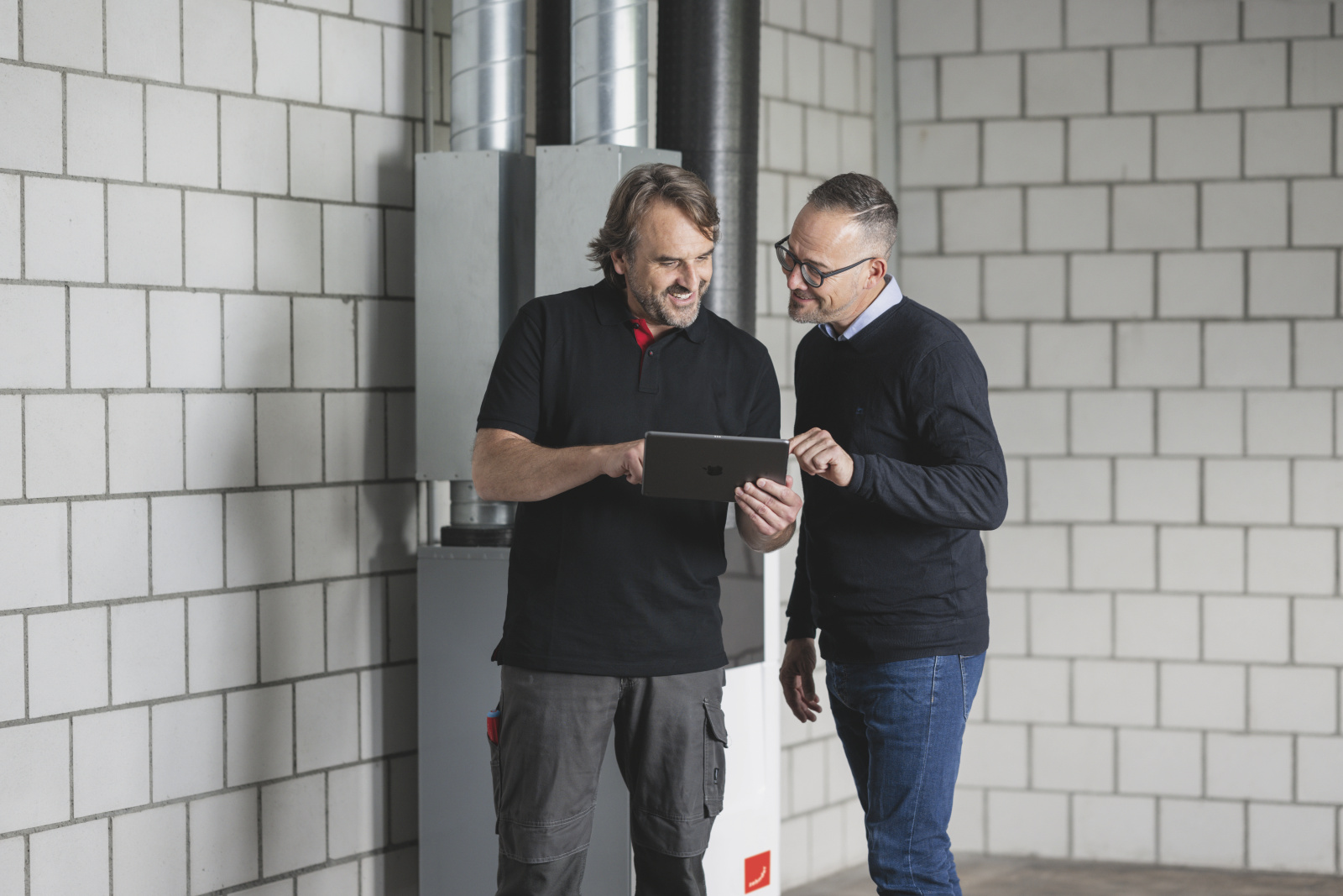 Zehnder_Installershooting_CAQ_1410_retouching CA Q, comfo Air Q, Installer, Shooting, people, basement, technical room,