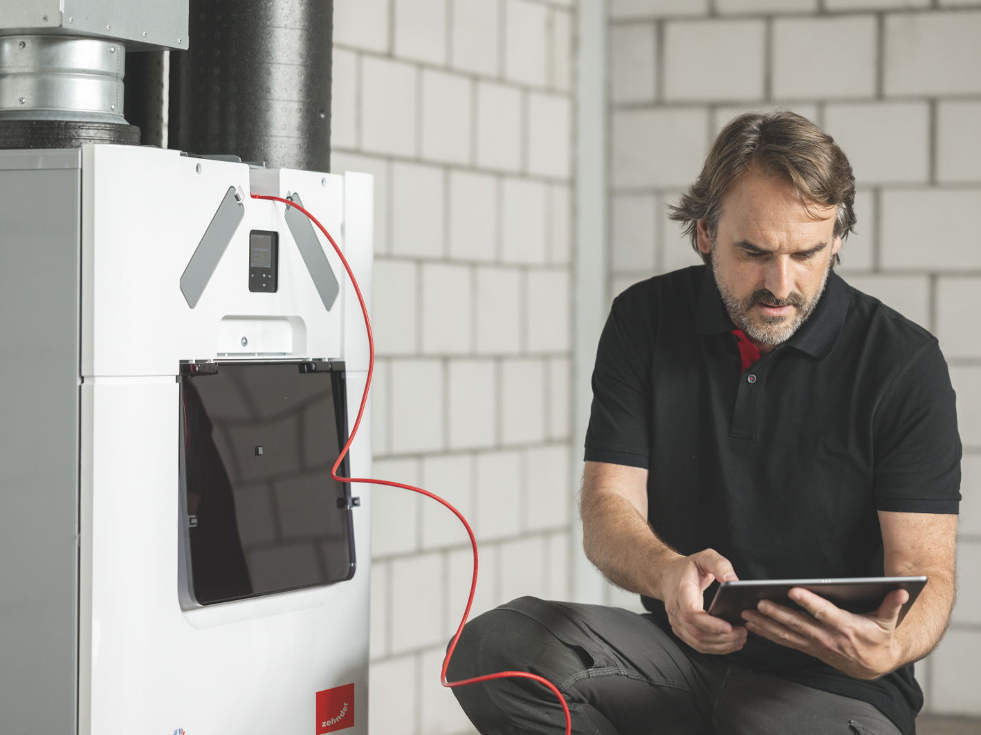 Zehnder_Instalershooting_CAQ_0552_retouching CA Q, comfo Air Q, Installer, Shooting, people, basement, technical room,