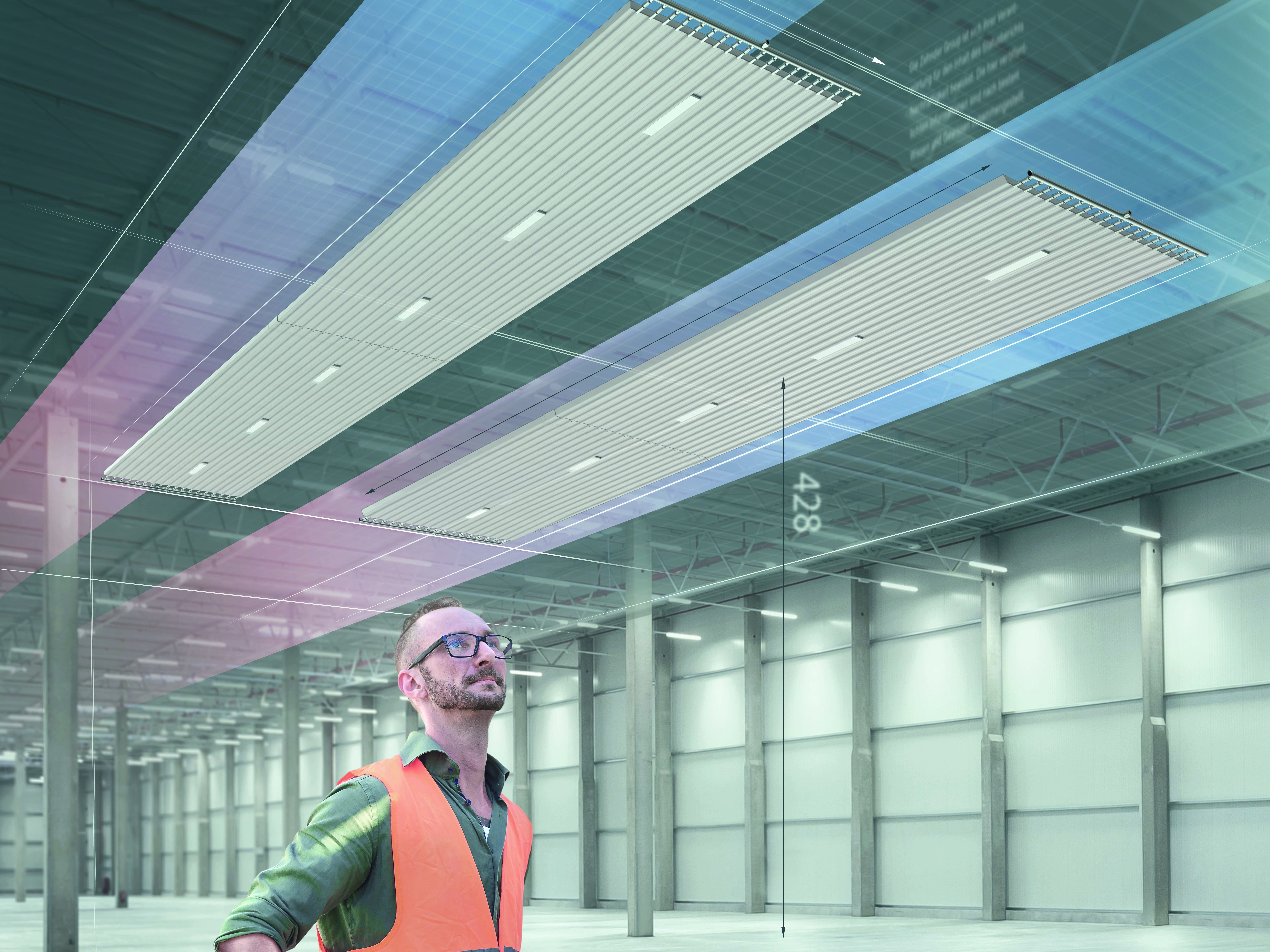 Planer stellt sich Deckenstrahlplatten in einer Hall vor und macht eine Auslegung wie er es in der Online-Schulung gelernt hat