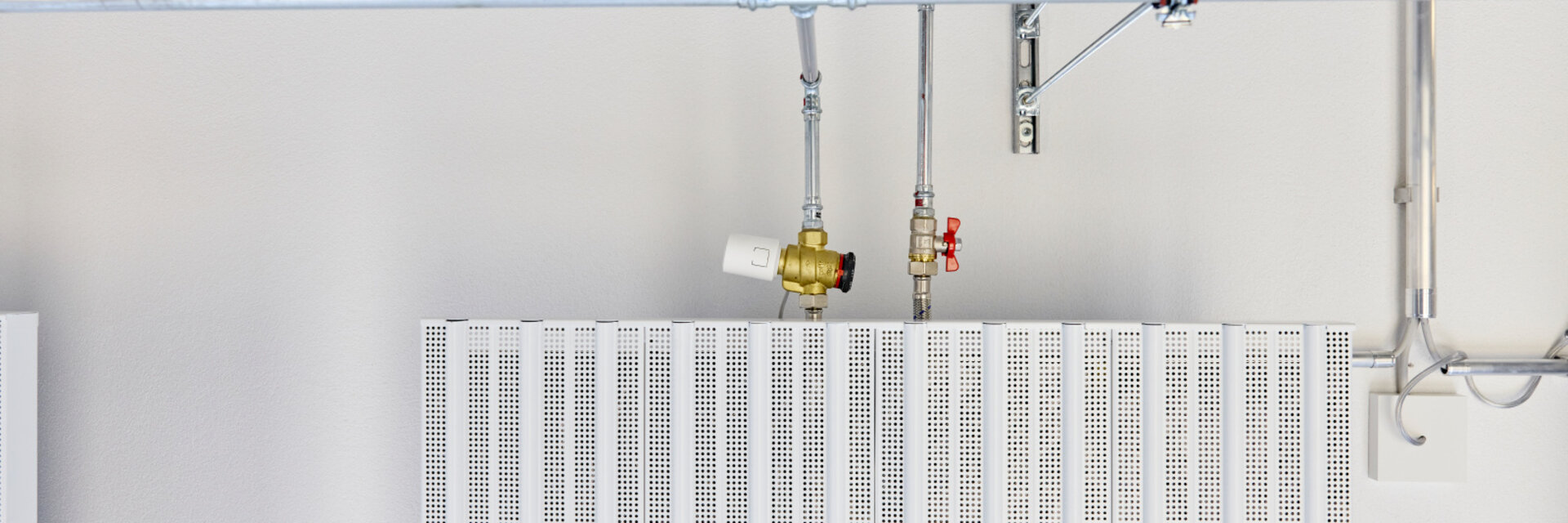 Regelung und Anschlüsse von Rohrleitungen an einer Heizplatte