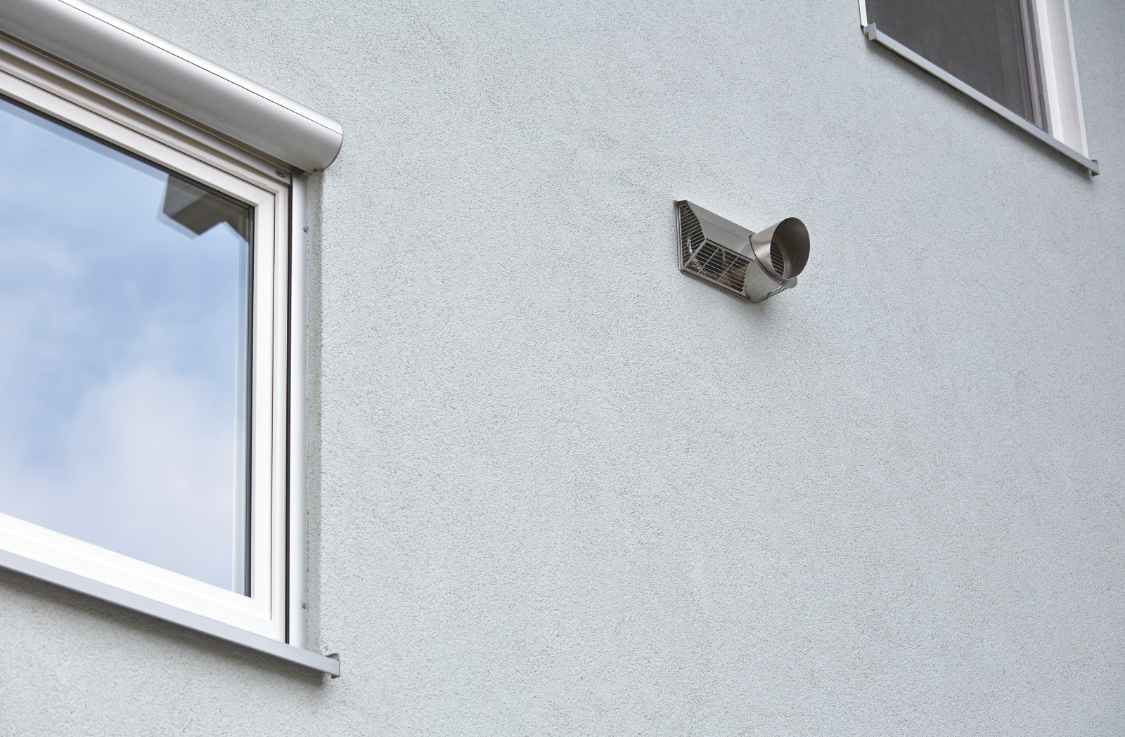 Reference Zehnder ComfoEdge Combi-Outwall grill Comfortable indoor ventilation Bottom view