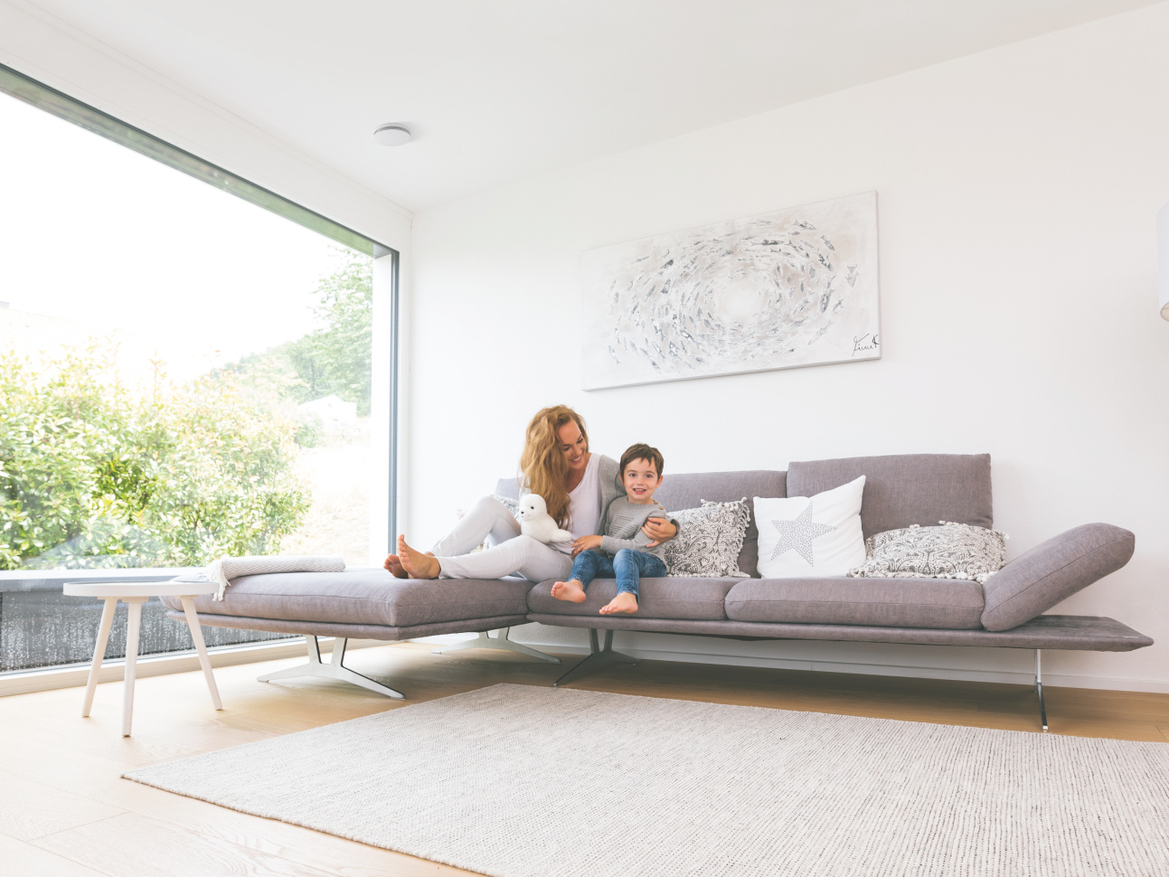 Zehnder_CSY_ComfoValveLunaS-living-woman-child-couch ComfoValve Luna S, Luna S, supply air valve, design valve, living, woman, child, couch, fresh air, house, private garden