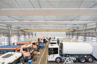 Referenzbild einer Industriehalle mit zukunftssicherer Strahlungsheizung Große Industriehalle die dank innovativer Strahlungsheizung zukunftssicher und sinnvoll beheizt wird Hallenheizung