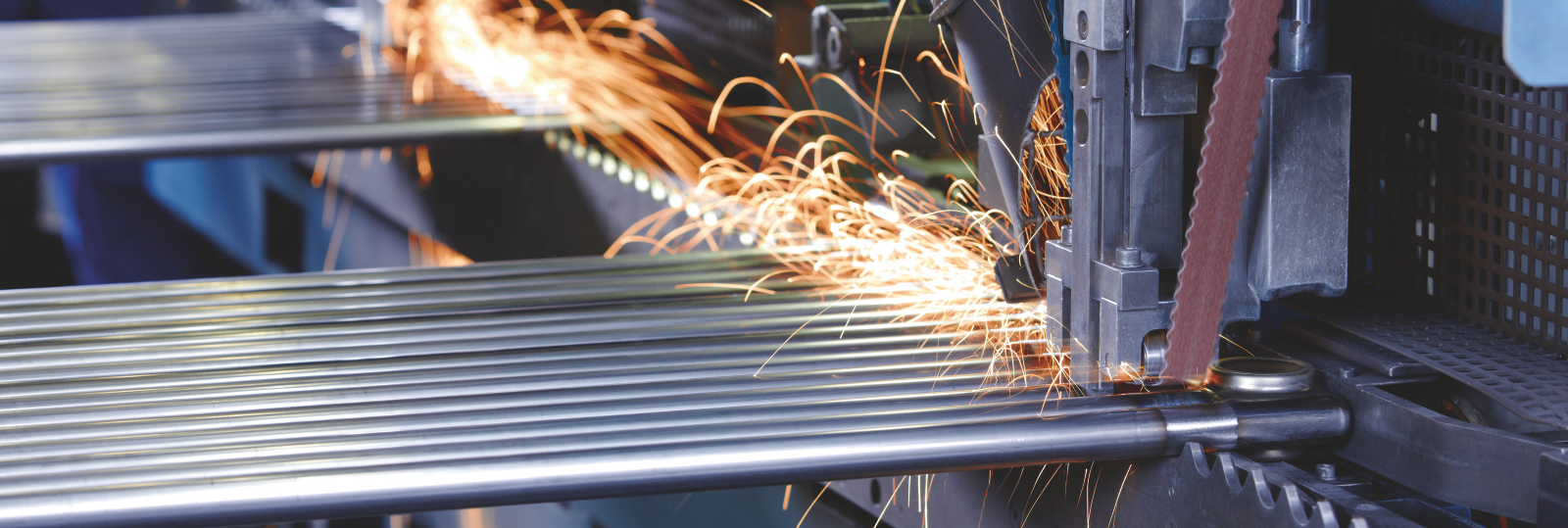 Zehnder_RAD_Production_Production step 12a_Section stitch grinding between the columns Photograph Zehnder Charleston Decorative radiator