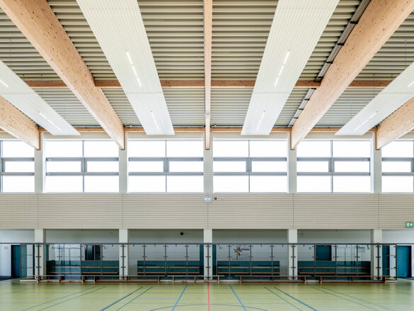 Zehnder LED 2.0 in einer hellen Sporthalle