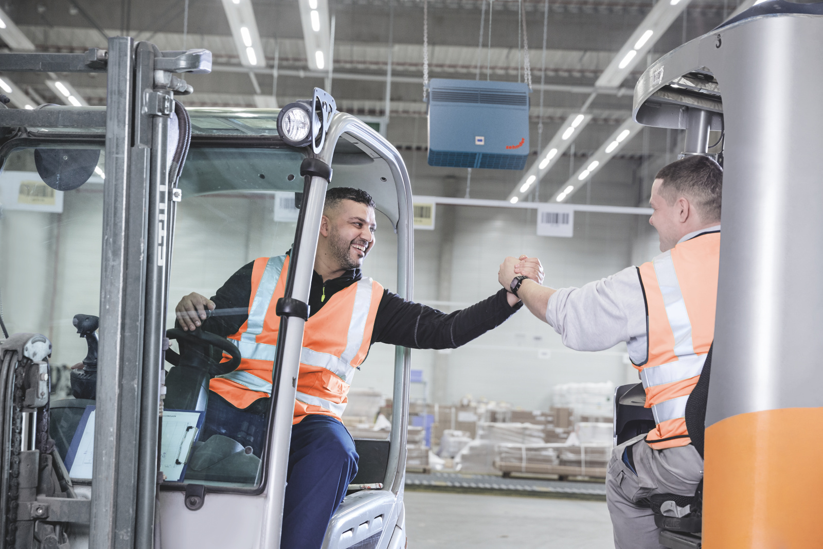 Zehnder_CAS_IMG_Health_Happy_Employees_with_unit