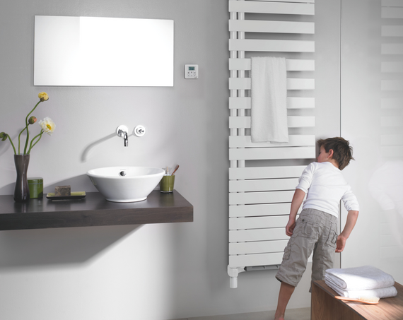 Zehnder_RAD_Roda-Twist-Spa-Air-EL_right_IRS_bathroom_people_white_quartz_print+web Cut-Out Decorative radiator