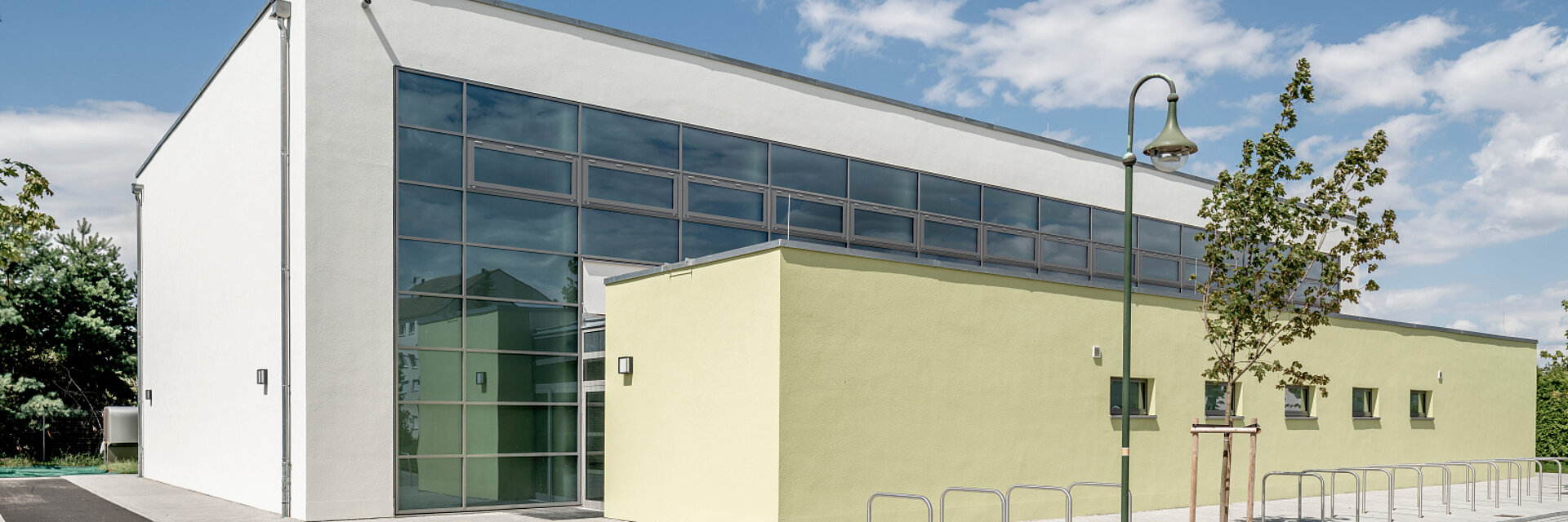 Belgershain, Turnhalle, Halle, Referenz, reference, Sporthalle,  LED, beleuchtung, lighting, ZFP LED, ZFP, ceiling panels, deckenstrahlplatten