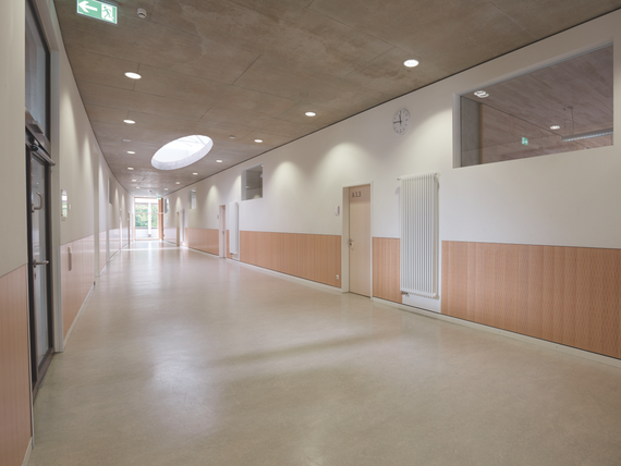 Zehnder_RAD_Charleston-HY_2200_14_RAL9016_lindenschule_2 Reference Zehnder Charleston Decorative radiator Front view