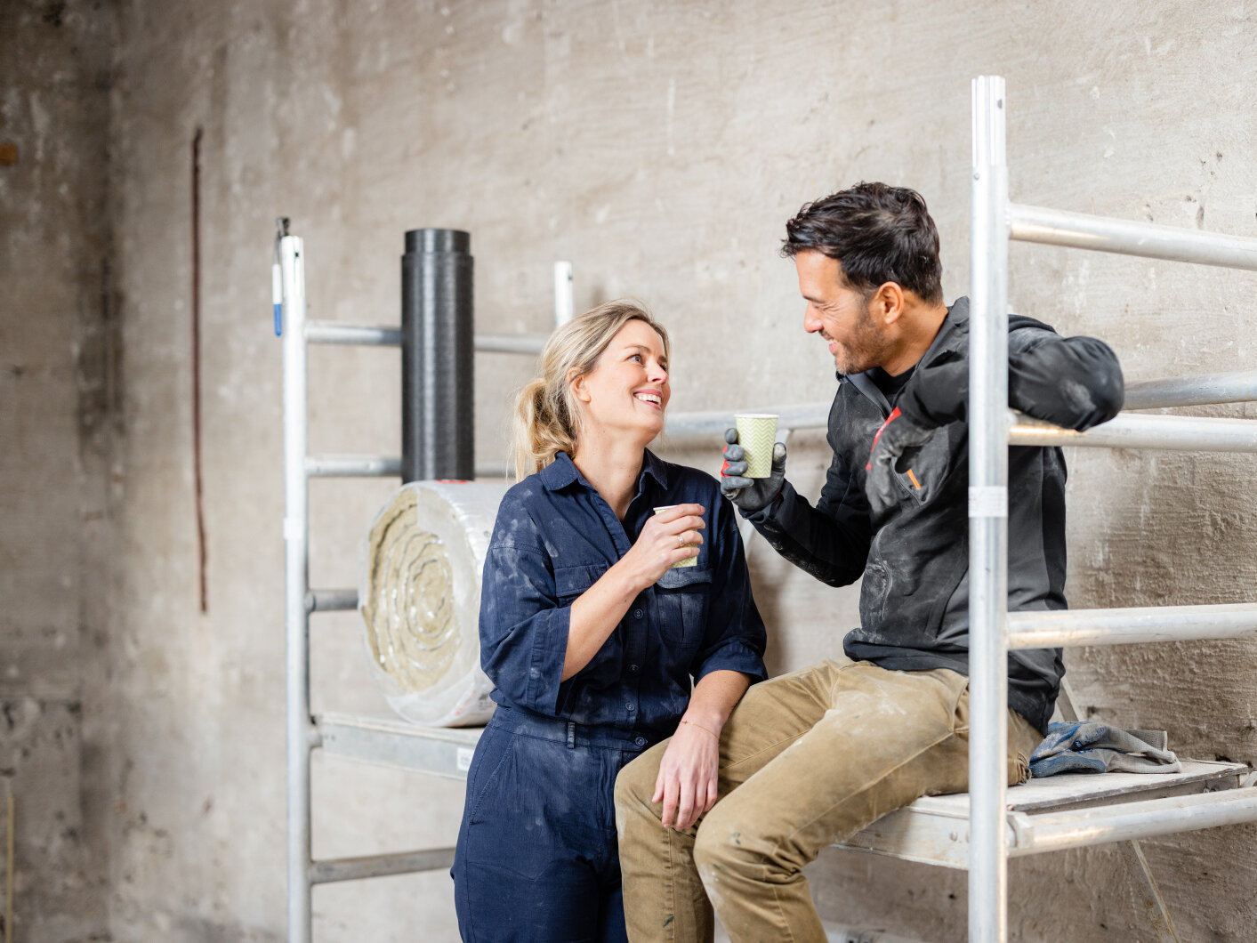 Planung einer umfassenden Modernisierung Hausbesitzer diskutieren über eine umfassende, energieeffiziente Modernisierung ihres Hauses