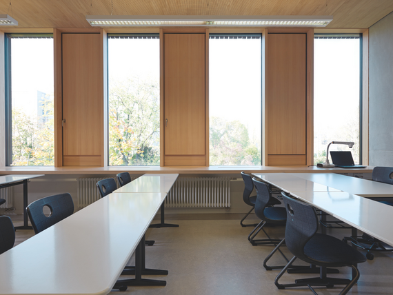 Zehnder_RAD_charleston_3050_58_RAL9016_ww_klassenzimmer_1 Reference Zehnder Charleston Decorative radiator Front view