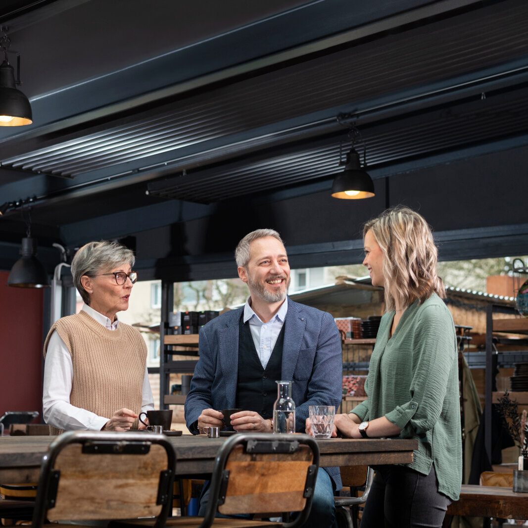 Zehnder_RHC_CP-ZFP-Urban_Referenz_people-colleagues-standing table-Garage-1 Zehnder ZFP, RHC, CP, Ceiling Panel, Zehnder, Reference