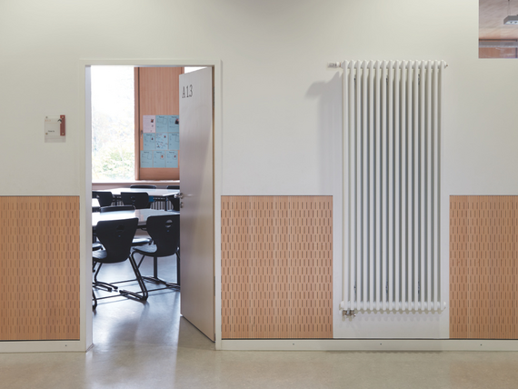 Zehnder_RAD_Charleston-HY_3180_16_RAL9016_lindenschule_3 Reference Zehnder Charleston Decorative radiator Front view