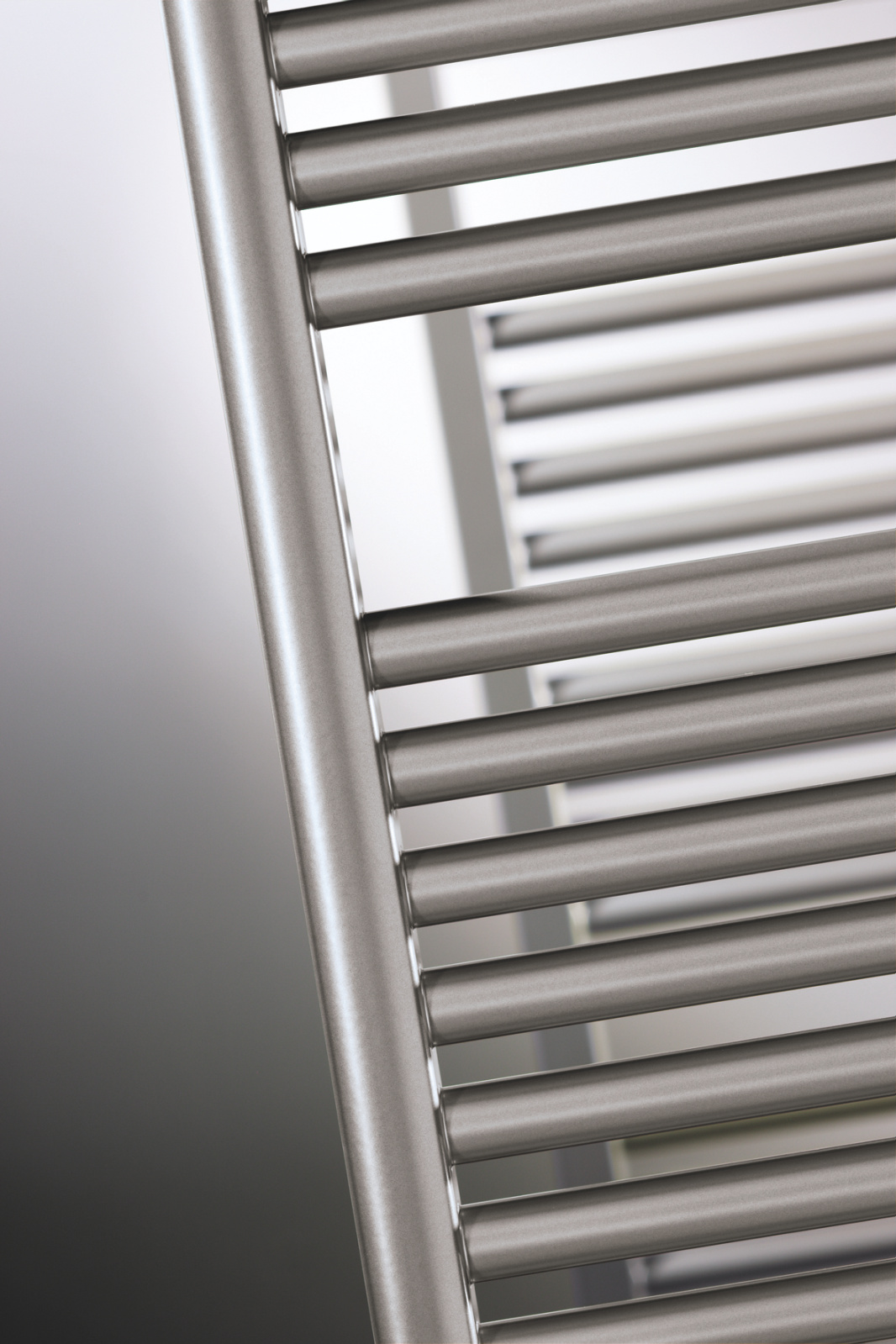 Zehnder_RAD_Toga_zoom_aluminium look Cut-Out Zehnder Toga Decorative radiator Front view