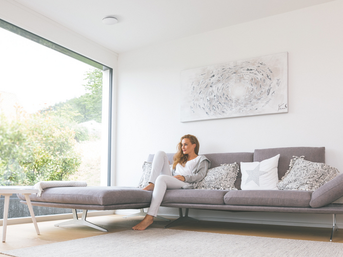 Zehnder_CSY_ComfoValveLunaS-living-woman Stock Content Zehnder ComfoValve Luna S125 Comfortable indoor ventilation