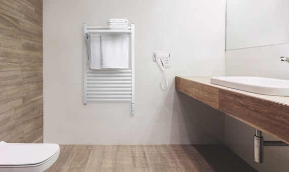 Zehnder_RAD_Zeno-Wing-EL_right_DBM_traffic_white_hotel_bathroom_print+web Cut-Out Zehnder Zeno Wing Decorative radiator