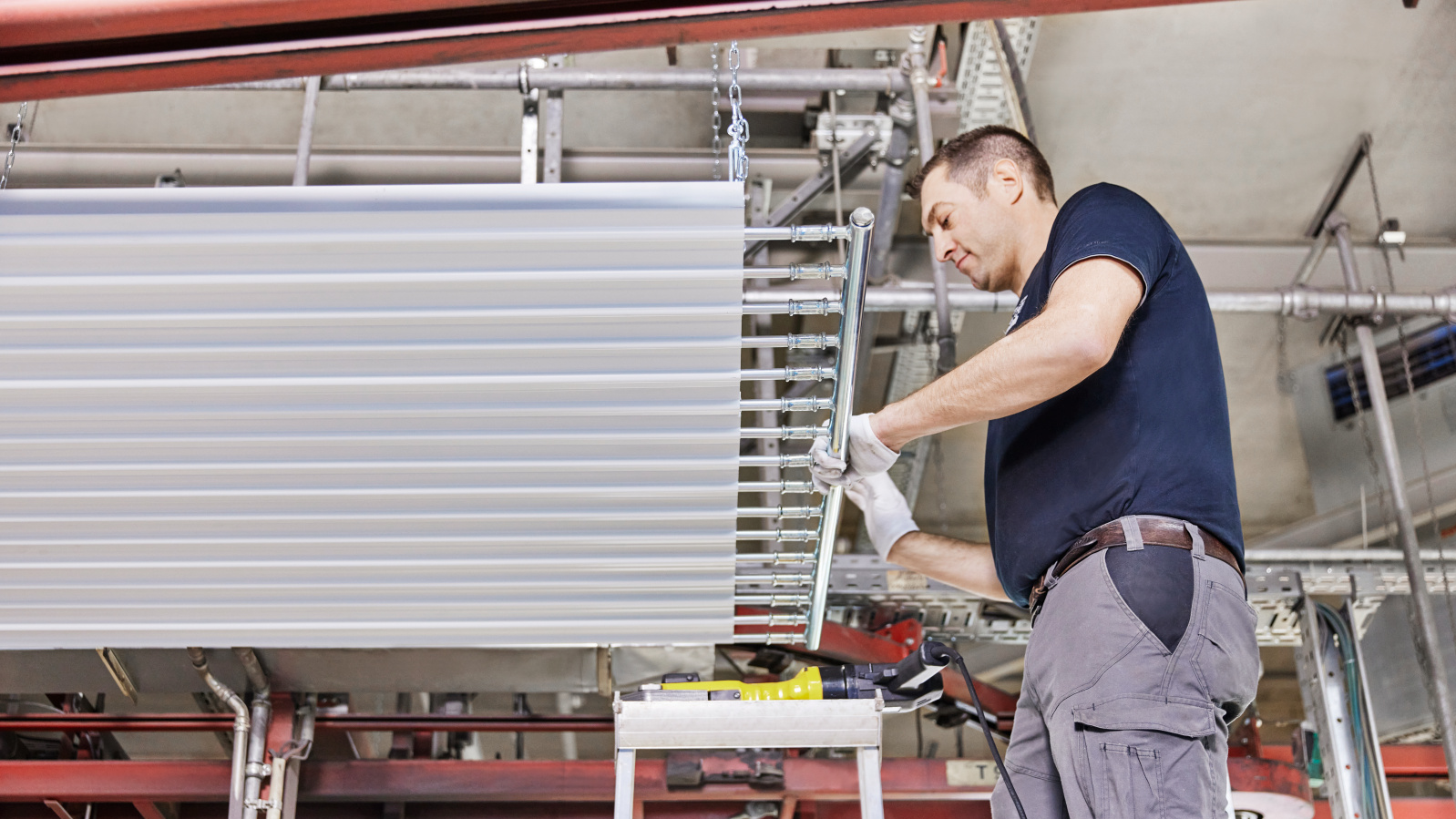 Installation einer Deckenstrahlplatte Montage einer Deckenstrahlplatte durch einen Fachhandwerker