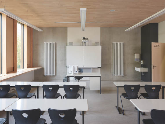 Zehnder_RAD_Charleston-HY_2200_14_RAL9016_klassenzimmer_1 Reference Zehnder Charleston Decorative radiator Front view