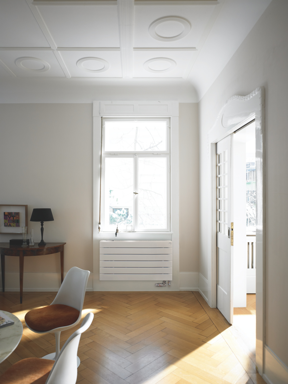 Zehnder_RAD_Nova-Neo-HY_botton right connection_living room Rendering Zehnder Nova Neo Decorative radiator Front view