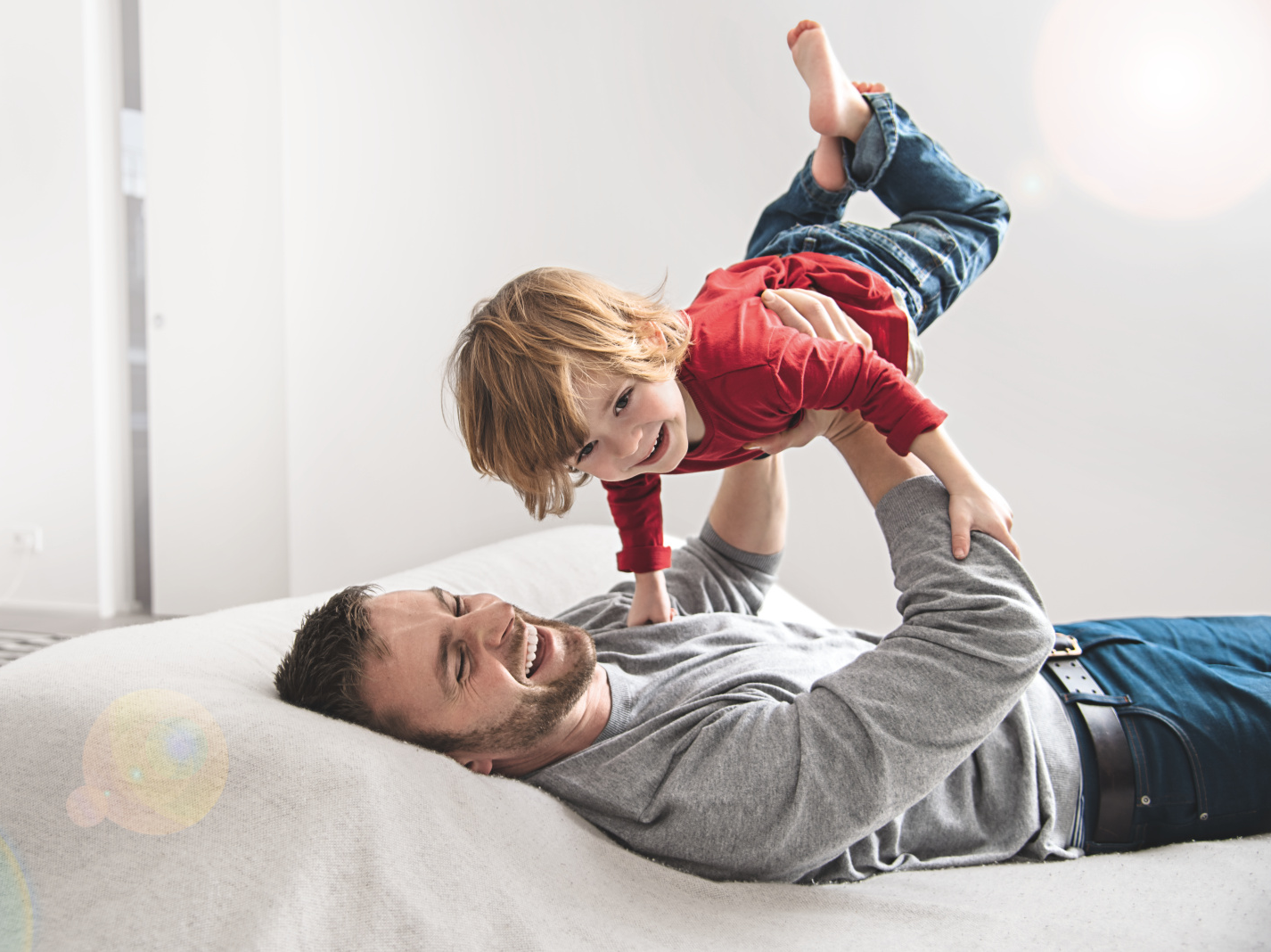 Zehnder_Key_Visual_Passion Always the best climate, Shooting 2016, men, father, child, son, bedroom, sleeping room, bed