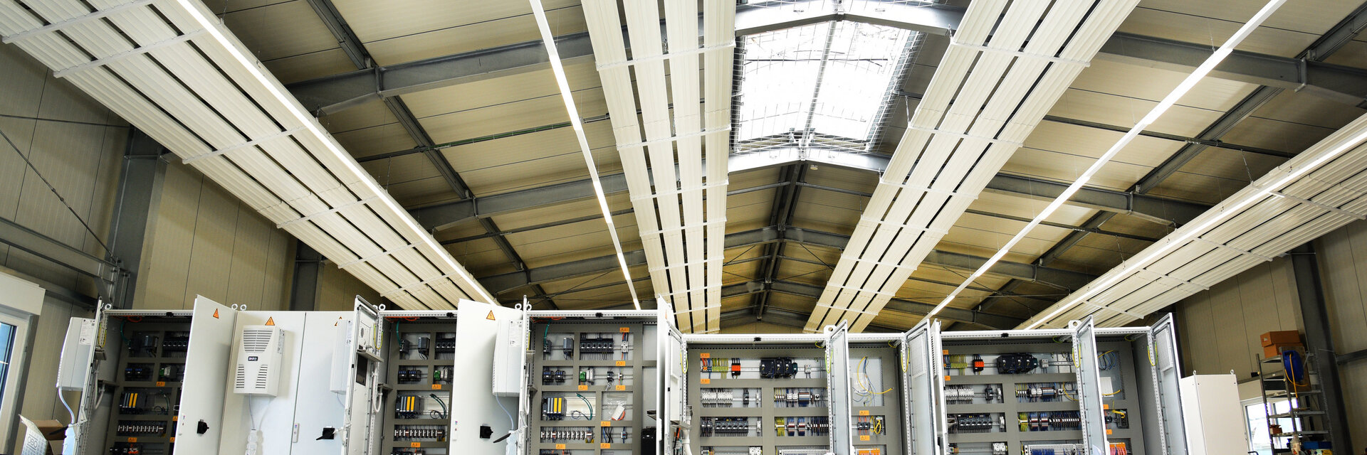 Hallenheizung mit Wärmepumpe: Deckenstrahlplatten unter der Decke der Gewerbehalle von Gerber Elektrotechnik